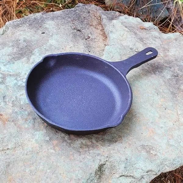 Gusseiserne Bratpfanne für Camping & Outdoor-Kochen – 20 cm