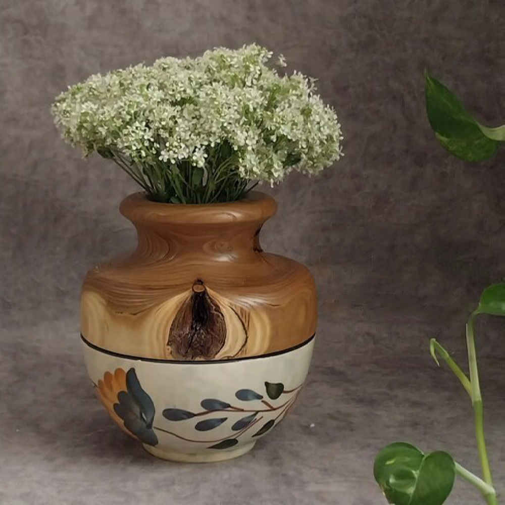 Dekorative Holzvasen, handgefertigt aus Naturbelassenem Massivholz mit Blumendesign