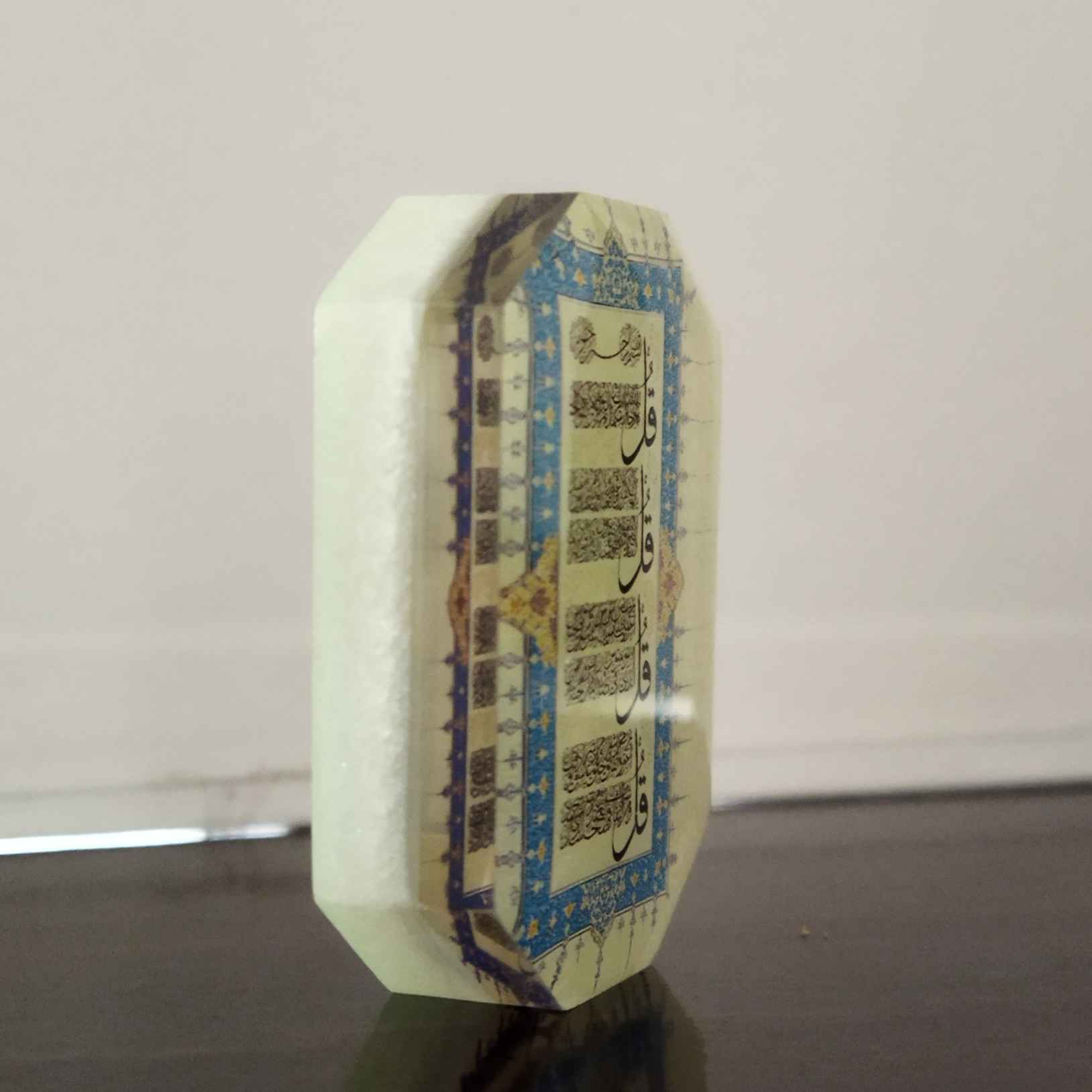 Islamischer Schlüsselanhänger aus Harz – 4 Qul Surah Kalligraphie