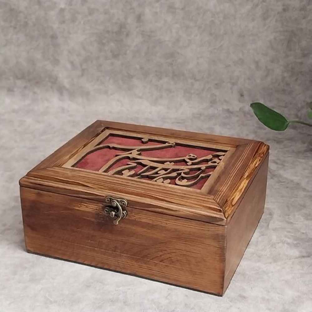 Handgefertigte Schmuckbox aus natürlichem Holz