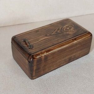 Rustikale Eleganz Schmuckbox, handgeschnitzt aus natürlichem Holz