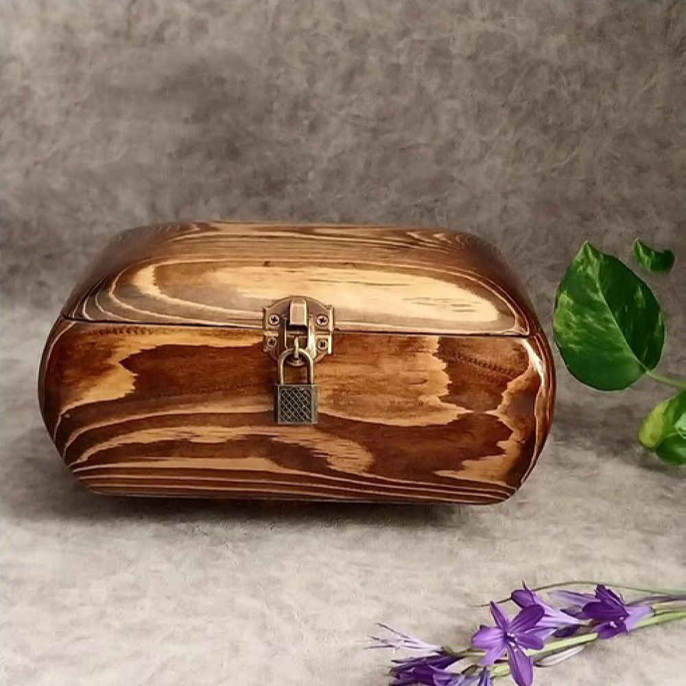 Handgefertigte Schmuckbox aus natürlichem Holz