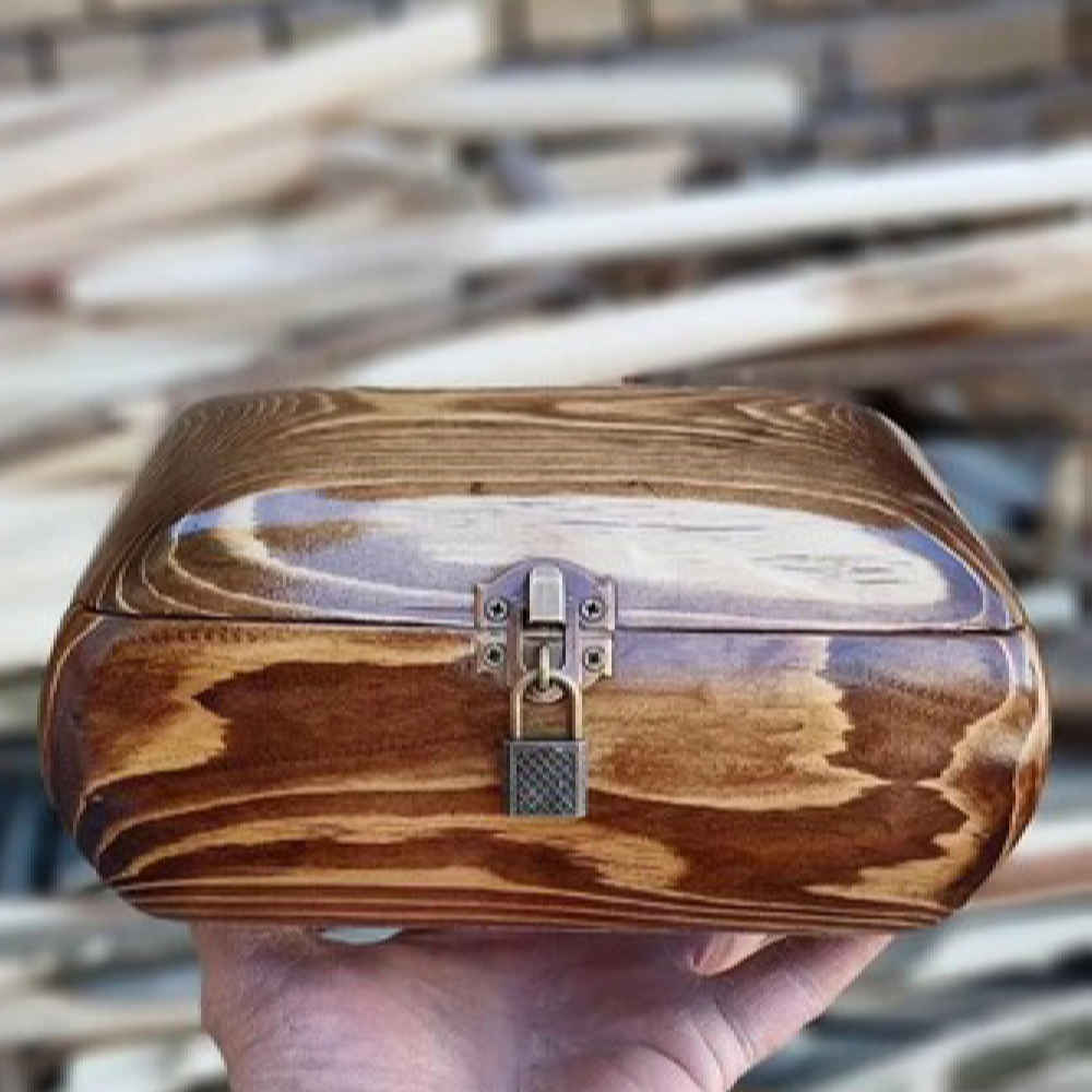 Handgefertigte Schmuckbox aus natürlichem Holz