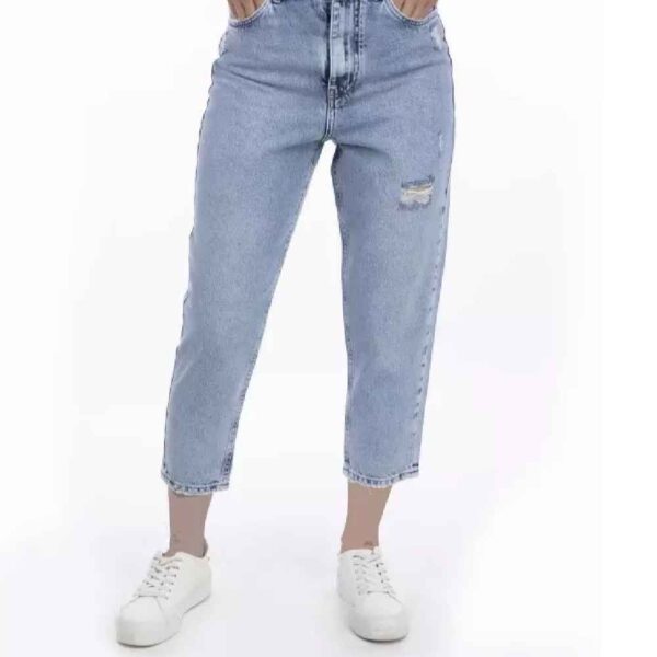 Mom Jeans in Hellblau mit geradem Bein, zeitgenössischer Denim-Chic