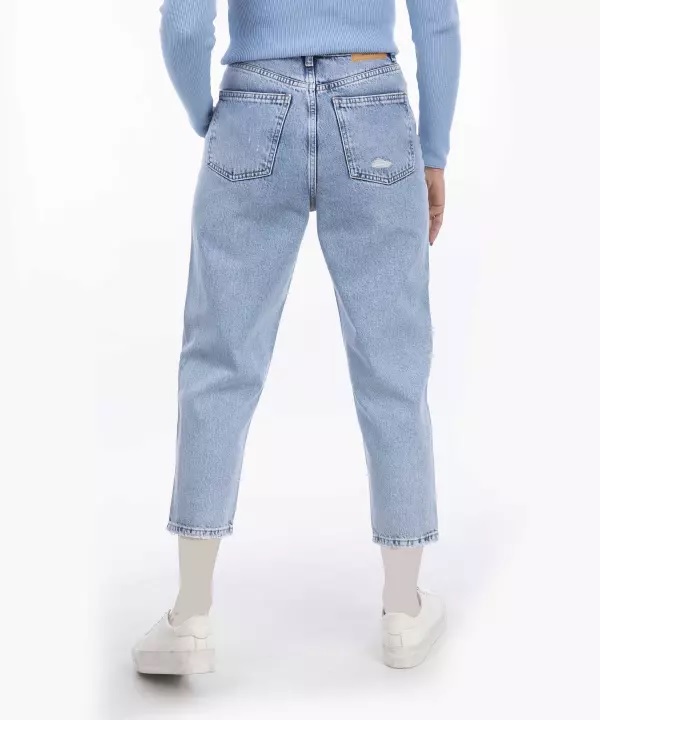 Mom Jeans in Hellblau mit geradem Bein, zeitgenössischer Denim-Chic