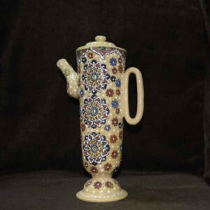 Dekorativer Töpfer-Teekessel mit Creme Minakari-Emaille-Design