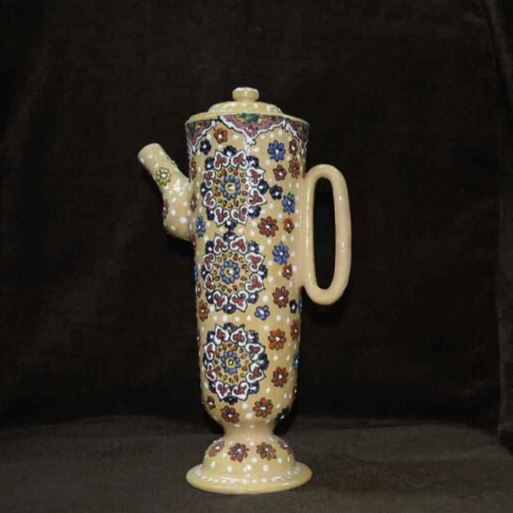 Dekorativer Töpfer-Teekessel mit Creme Minakari-Emaille-Design
