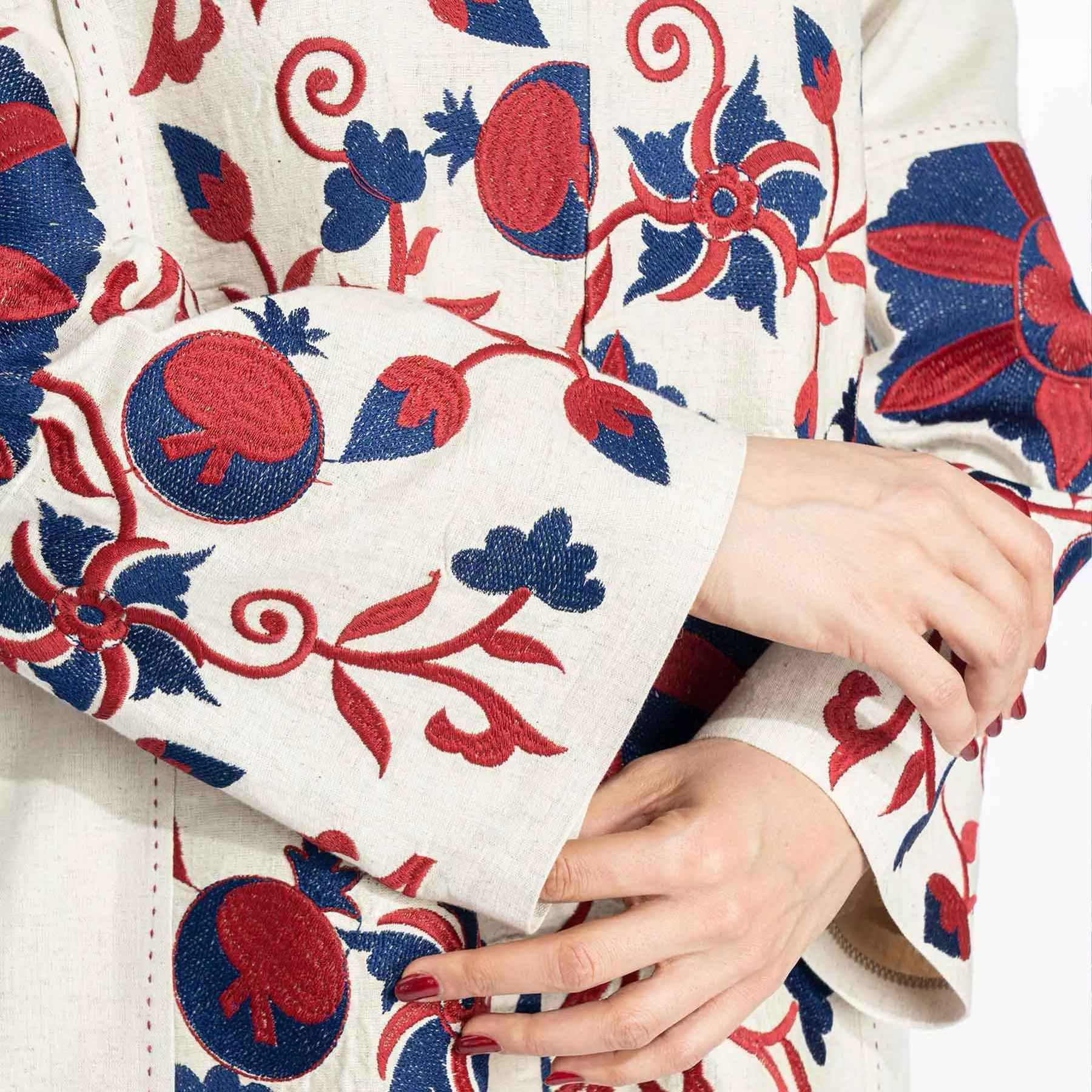 Persischer Manto, traditionelles Creme- & Rotdesign für Frauen