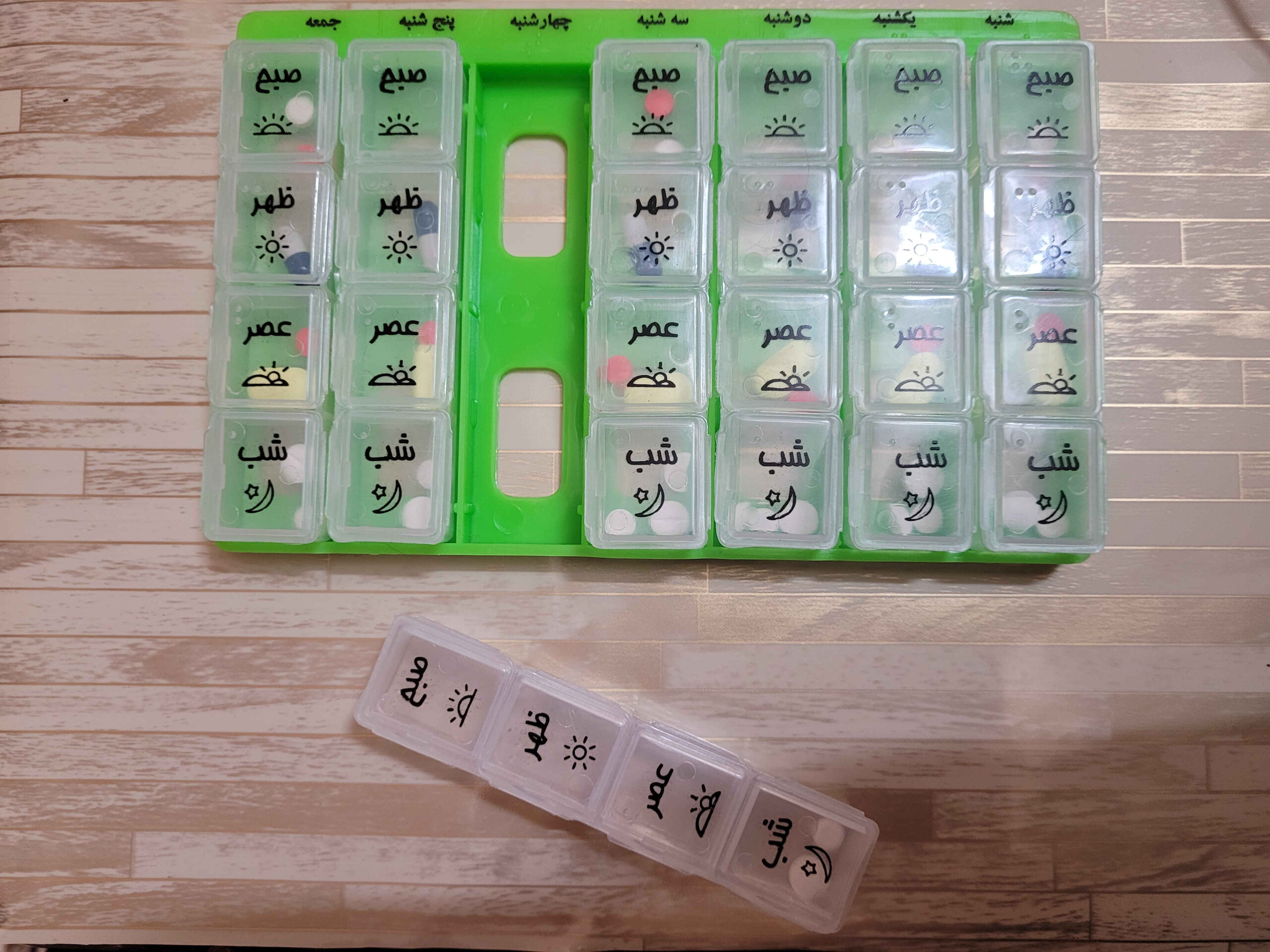 7-Tage Pillenorganisator mit 4 Fächern und Farsi-Etiketten