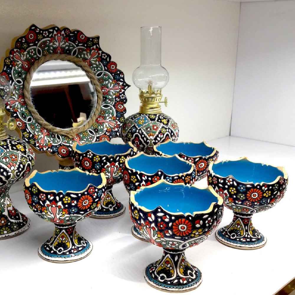 Elegantes Töpferware Haft-Seen Minakari Set für das persische Neujahr