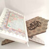 Klappbarer Holz-Leseständer mit der Inschrift „Der edle Koran“