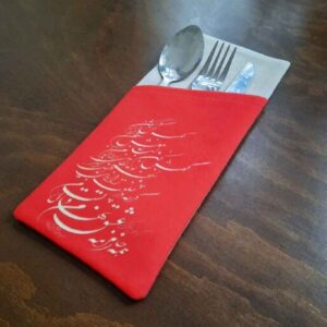 Samtbesteckbeutel mit persischer Kalligraphie – Klassisches Rotes Design