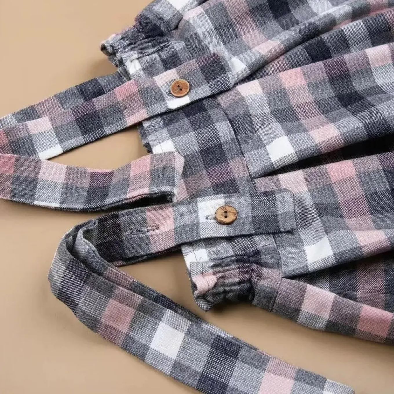 Damenrock mit Trägern, Outfit mit kariertem Design