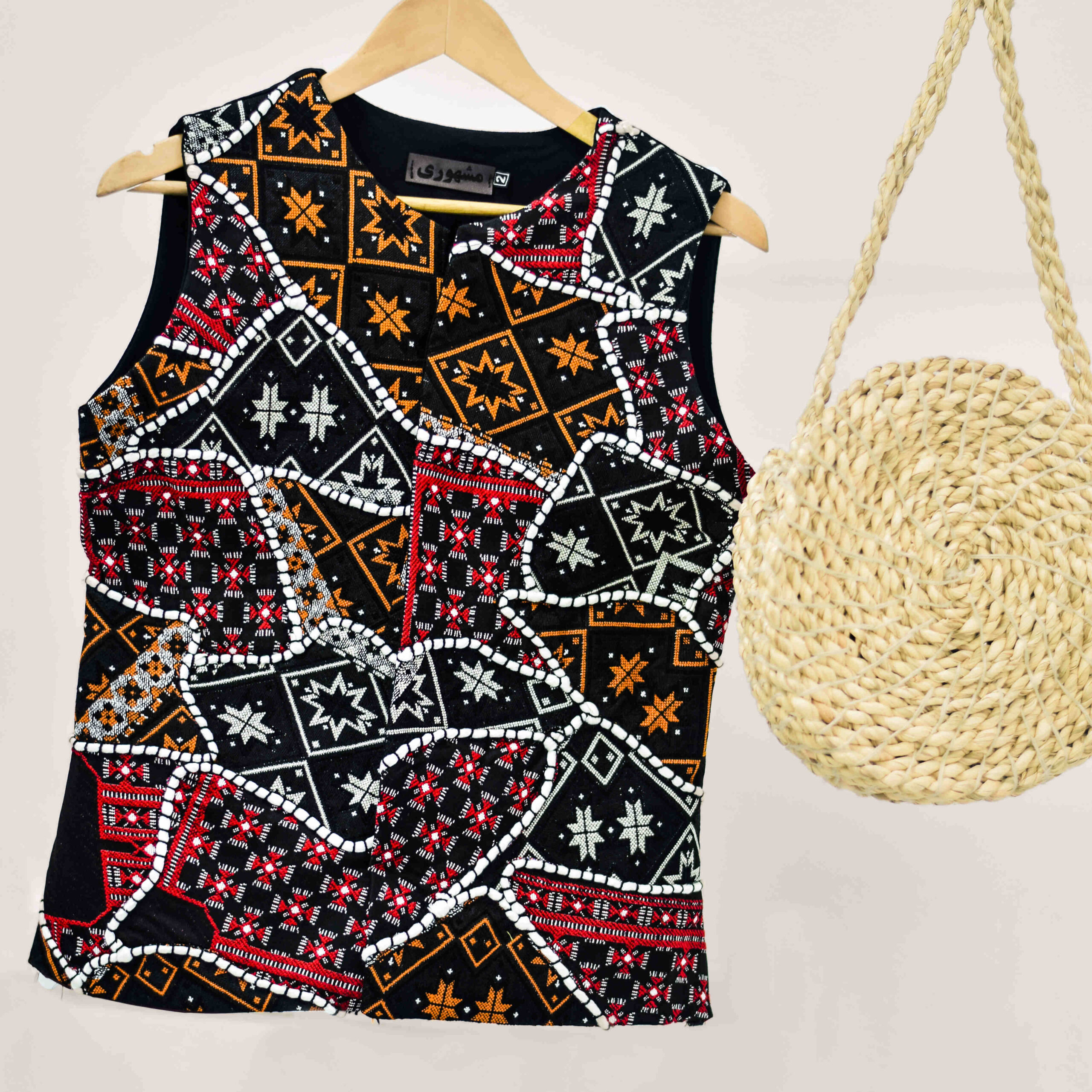 Damenweste Patchwork & Nadelarbeit inspiriert von iranischer Kunst
