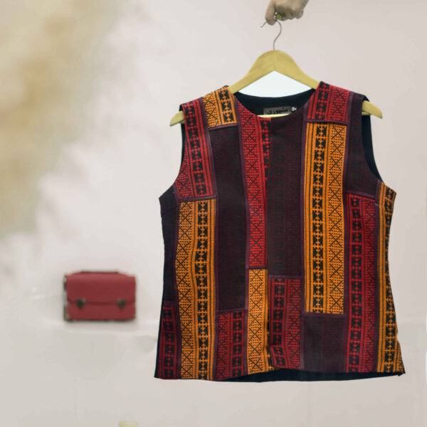 Damenweste mit persisch-inspiriertem Stickerei-Design