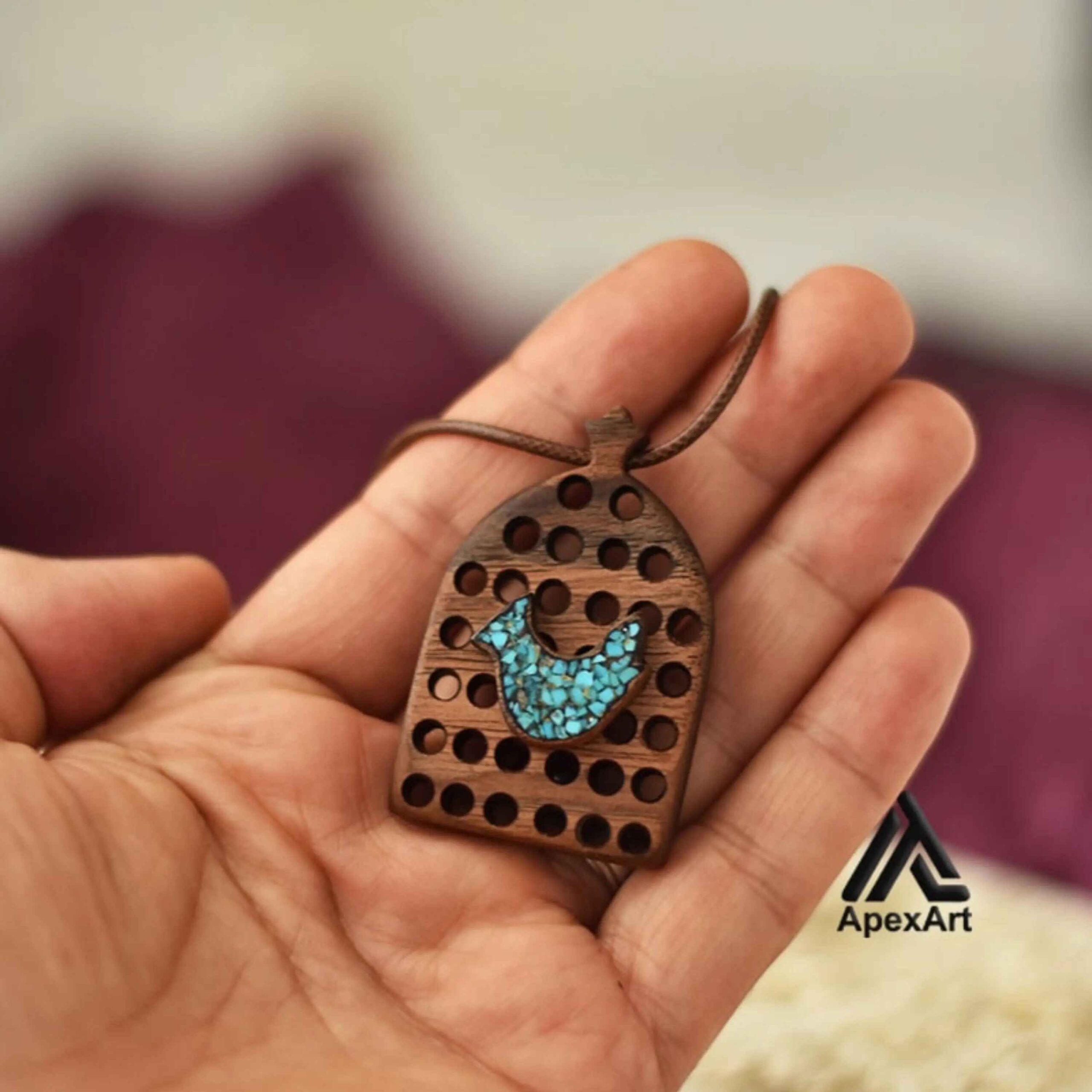 Graviertes Holz-Pendant mit Türkisstein Handgefertigt Künstlerisch Amin Vogel
