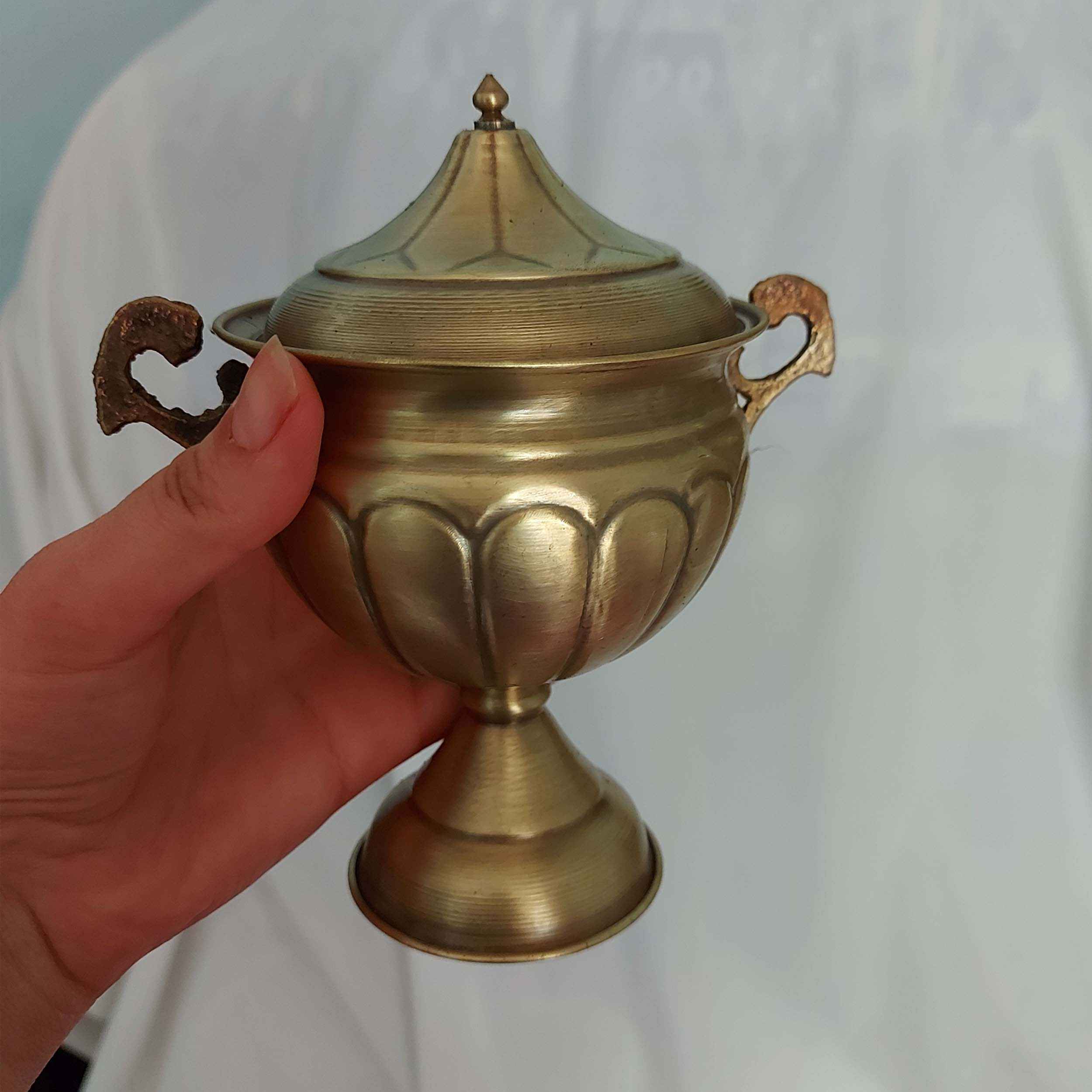 Handgefertigte persische Zuckerschale aus Messing mit Deckel – Traditionell gehämmert