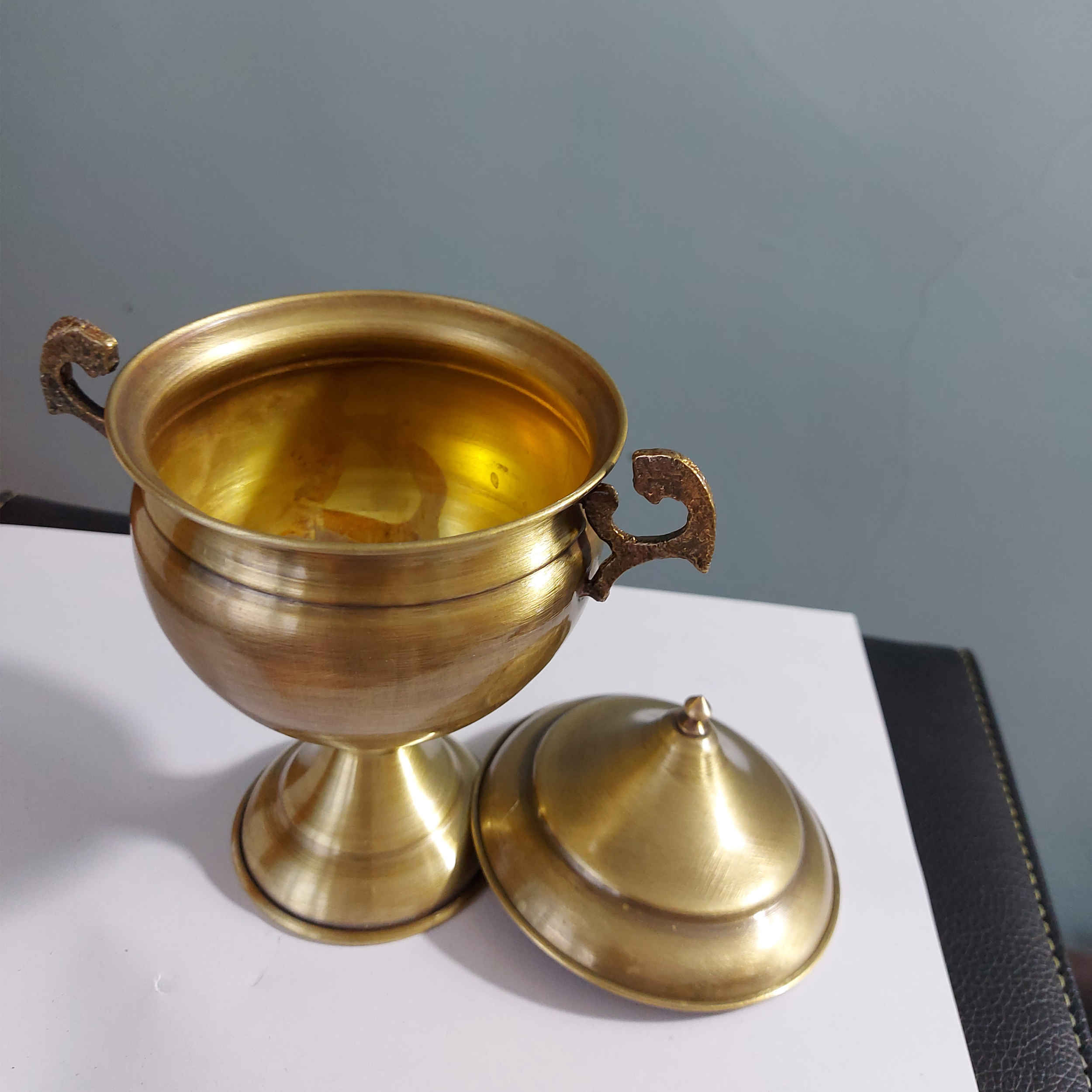 Handgefertigte persische Zuckerschale aus Messing mit Deckel – Traditionell gehämmert