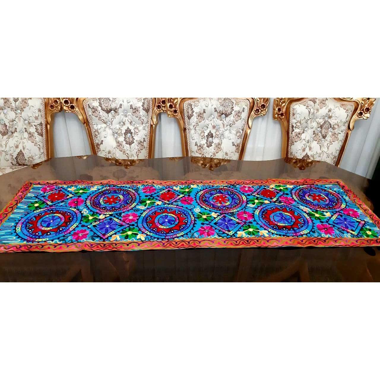 Handbestickter Tischläufer Modell Levi