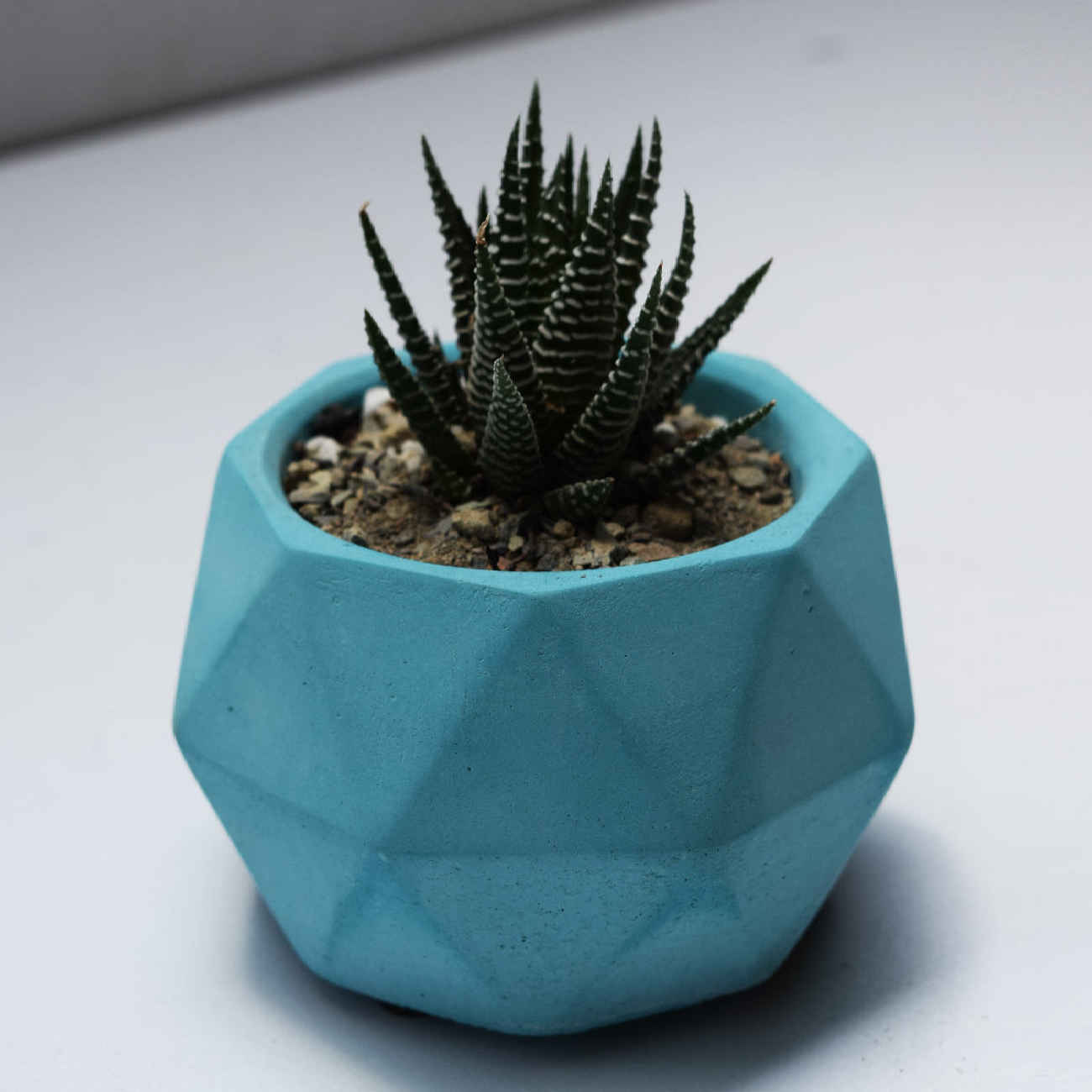 Minimalistische Betonvase, handgefertigt, Polyhedral Blau