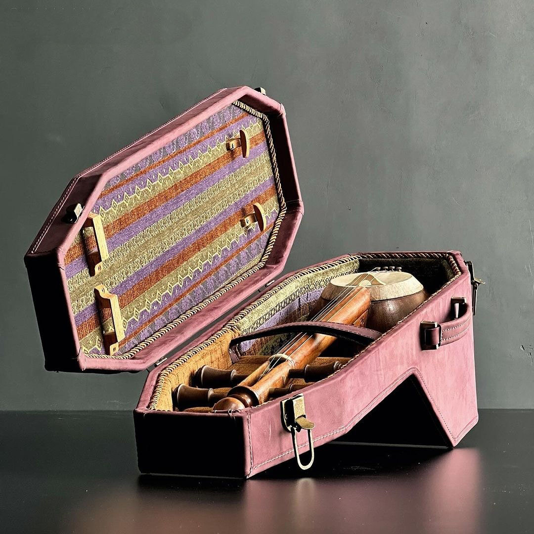 Persisches Kamancheh-Hartschalenetui, elegant handgefertigt aus Holz und Leder