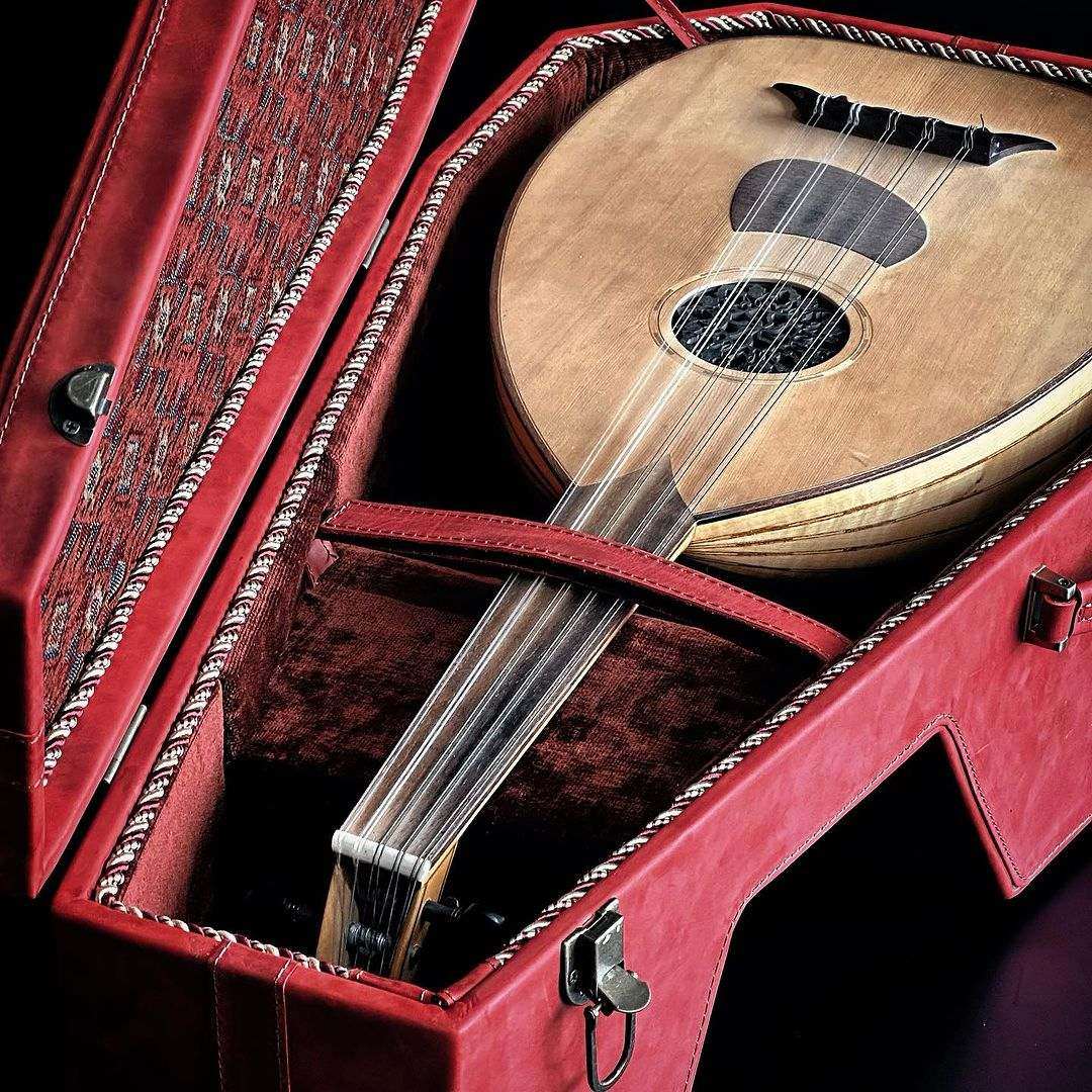 Persisches Oud-Hartschalenetui, edel handgefertigt mit Überzug aus Naturleder