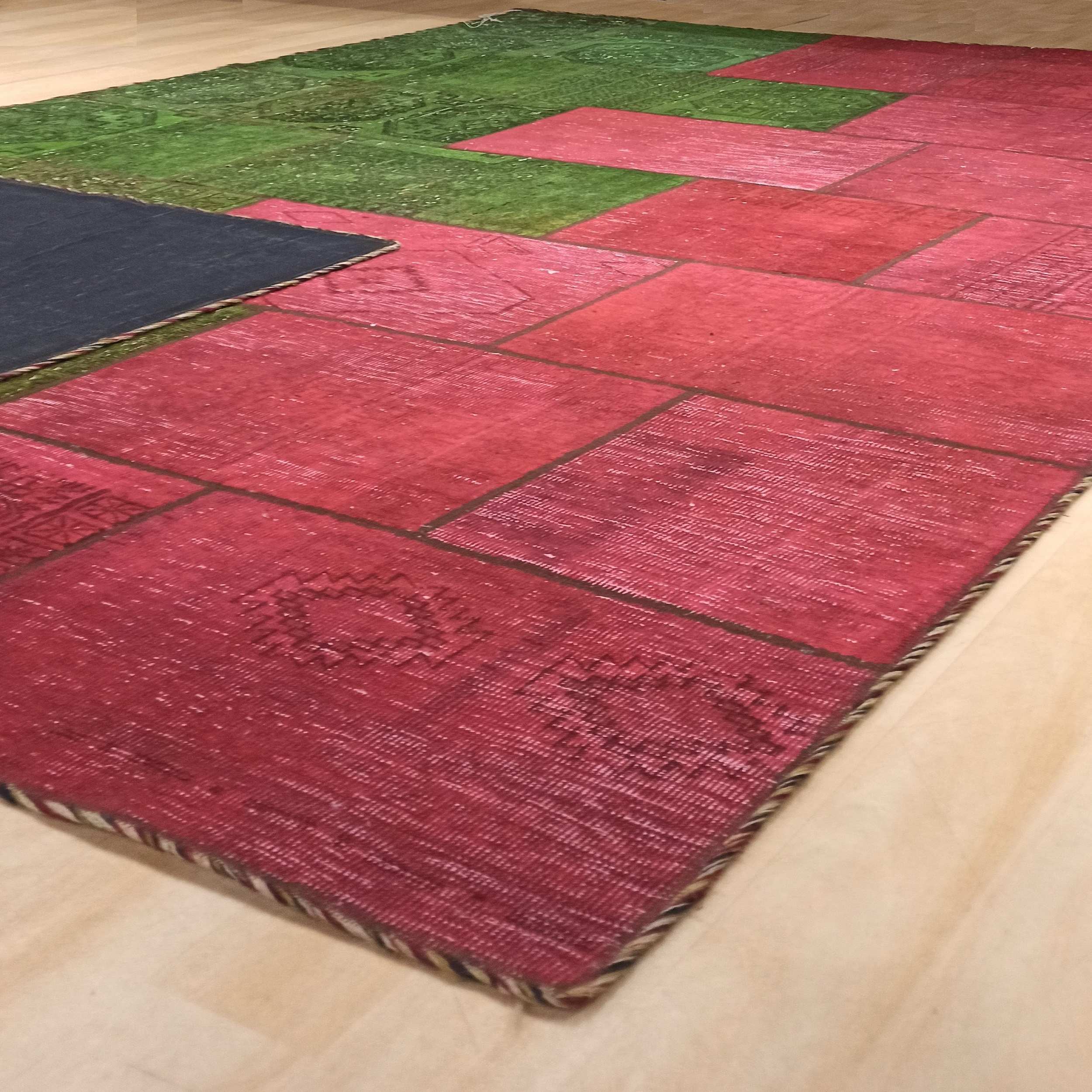 Antiker persischer handgeknüpfter Patchwork-Teppich in Rosa und Grün