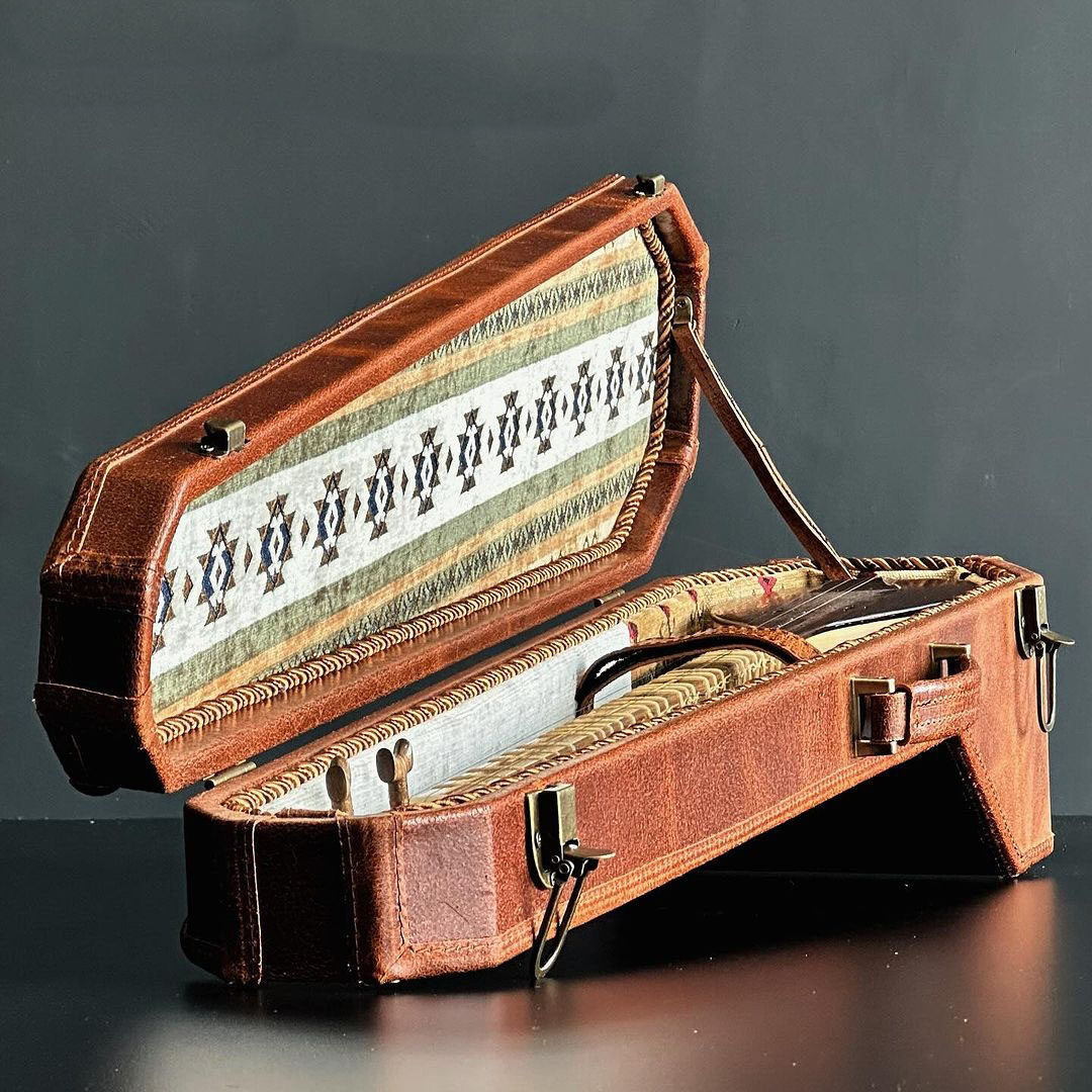 Persisches Setar-Hartschalenetui, elegant handgefertigt aus Tannenholz und Leder
