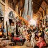 Handgeknüpfter persischer Bildteppich aus Tabriz, der den Kupferschmiedemarkt darstellt