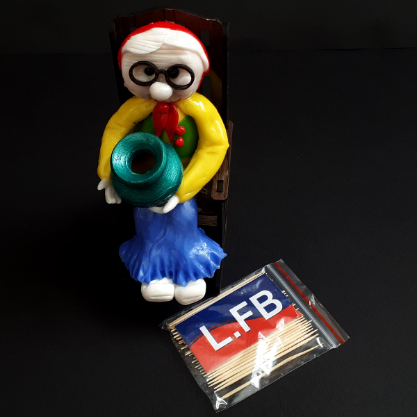 Holz-Zahnstochersetzer mit Design der alten Frau auf dem Stuhl