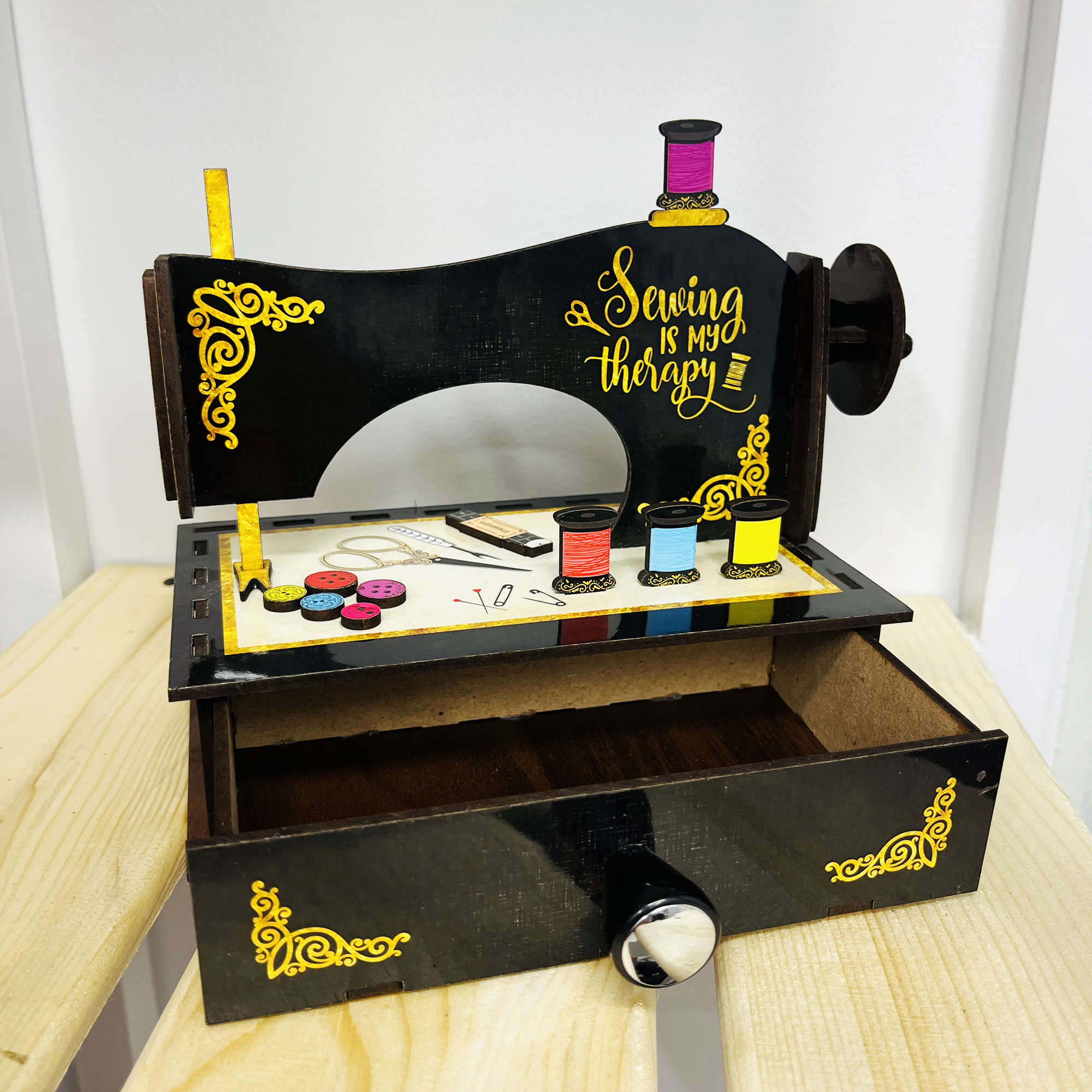 Holz-Nähbox mit Nähmaschinenmotiv