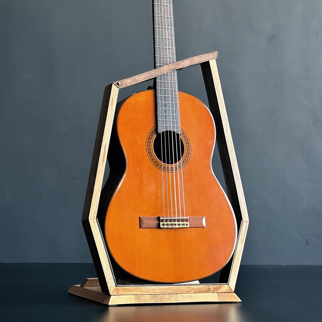 Holzständer für Gitarren-Instrument luxuriös handgefertigt