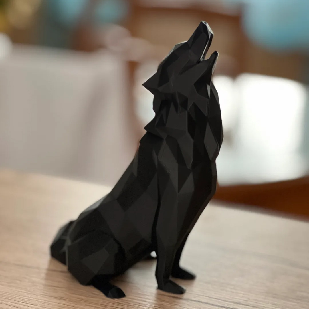 Geometrische Schwarze Wolf Cubismus Figur – Künstlerische Skulptur