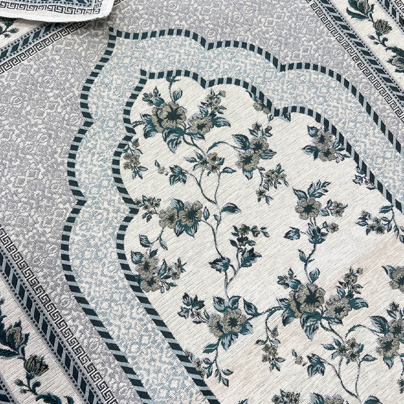 Islamische gepolsterte Gebetsmatte Samt-Sajadah mit Blumendesign in Grau