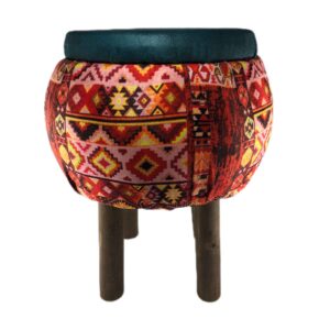 Samt-Hocker mit Holzbeinen, inspiriert von persischer Kunst, rund und in roter Farbe