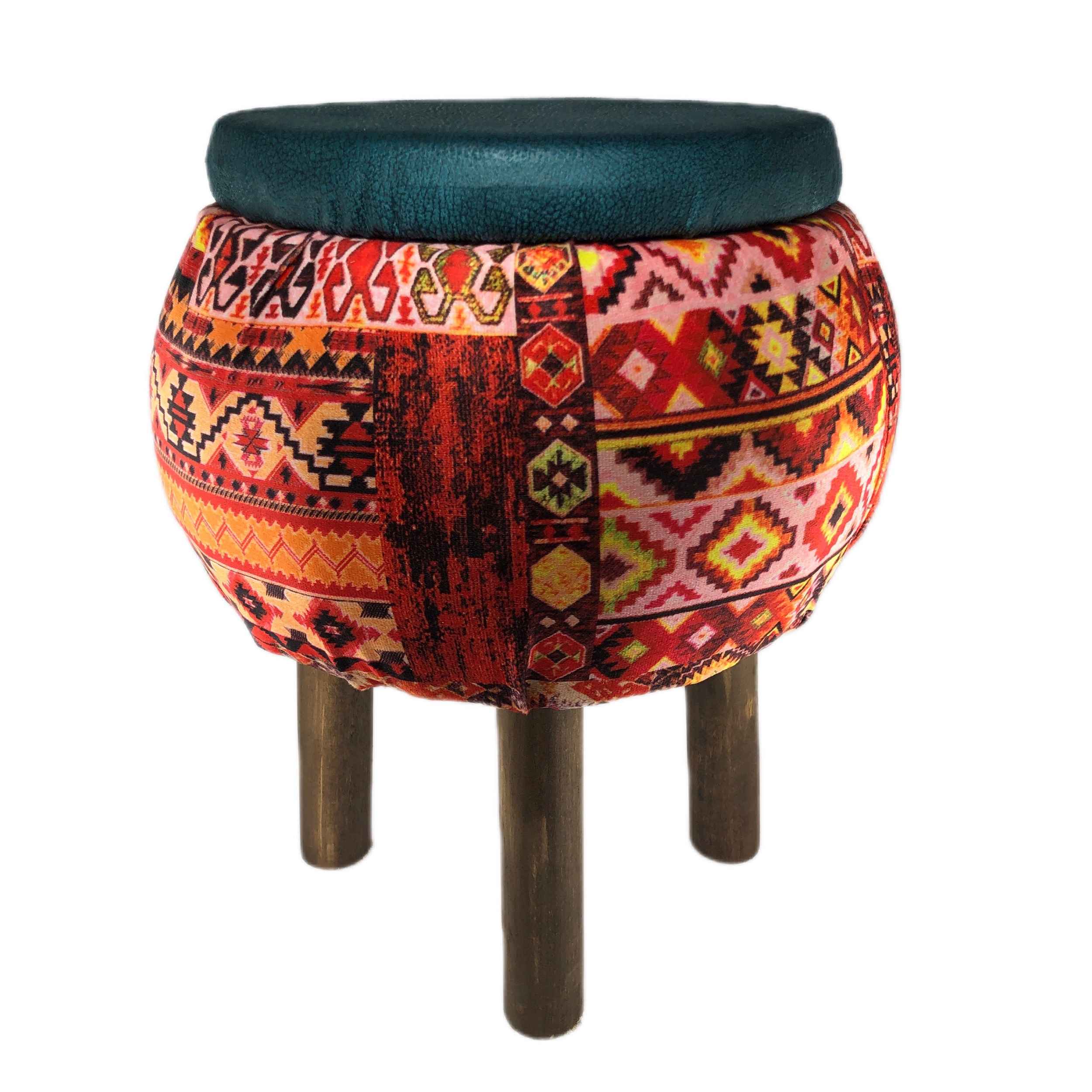 Samt-Hocker mit Holzbeinen, inspiriert von persischer Kunst, rund und in roter Farbe