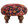 Traditioneller roter persischer Hocker mit Holzbeinen und Samtstoff