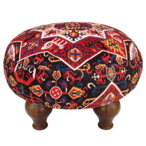 Traditioneller roter persischer Hocker mit Holzbeinen und Samtstoff