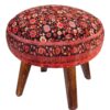 Traditioneller roter persischer Hocker mit Holzbeinen und Samtstoff, künstlerisch