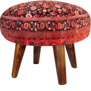 Traditioneller roter persischer Hocker mit Holzbeinen und Samtstoff, künstlerisch
