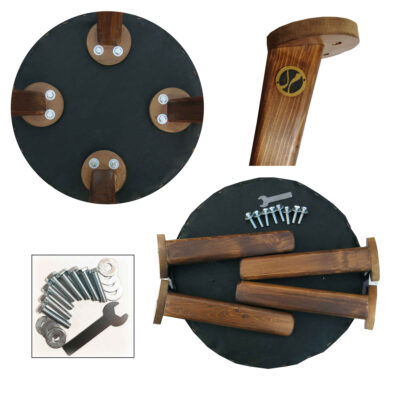 Traditioneller roter persischer Hocker mit Holzbeinen und Samtstoff, künstlerisch
