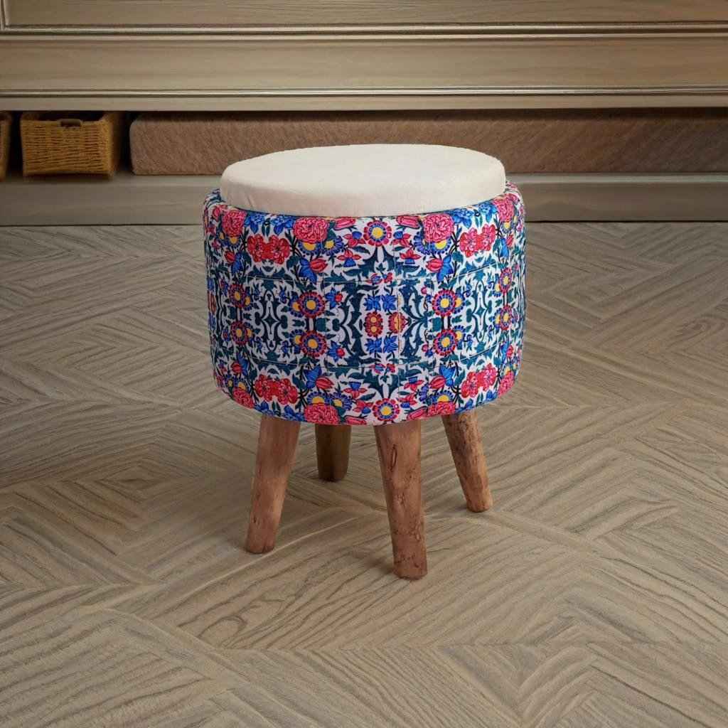 Runder Samt-Hocker mit Holzbeinen und persischem Blumendesign, Blau