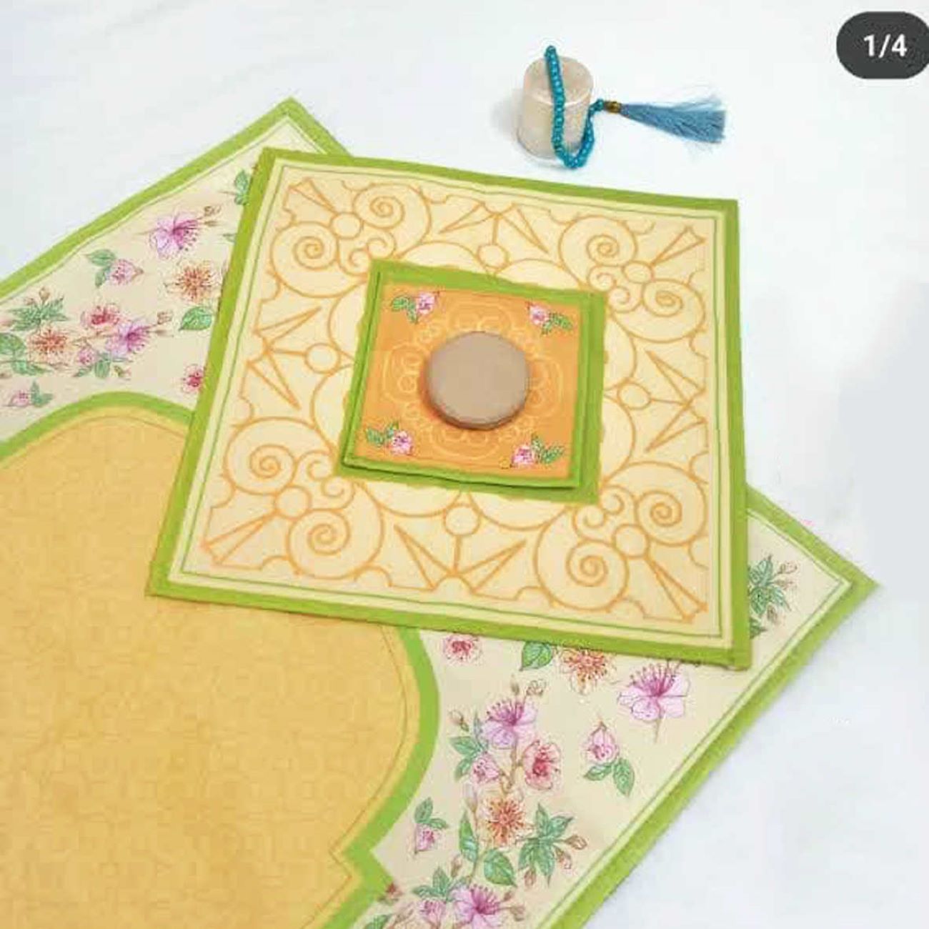 Islamische Gebetsmatte aus Samt Janamaz für Muslime mit gelbem Blumendesign