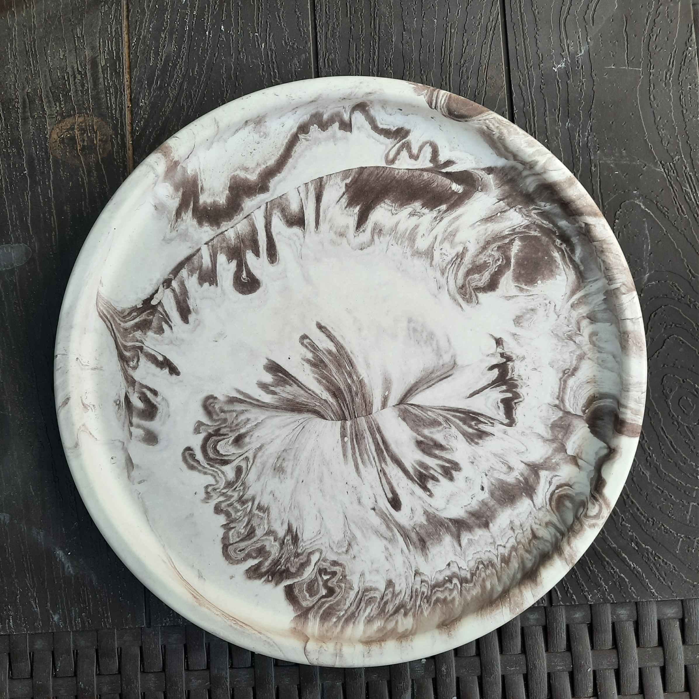 Künstlerisches Serviertablett aus Beton, handgefertigt mit Harz