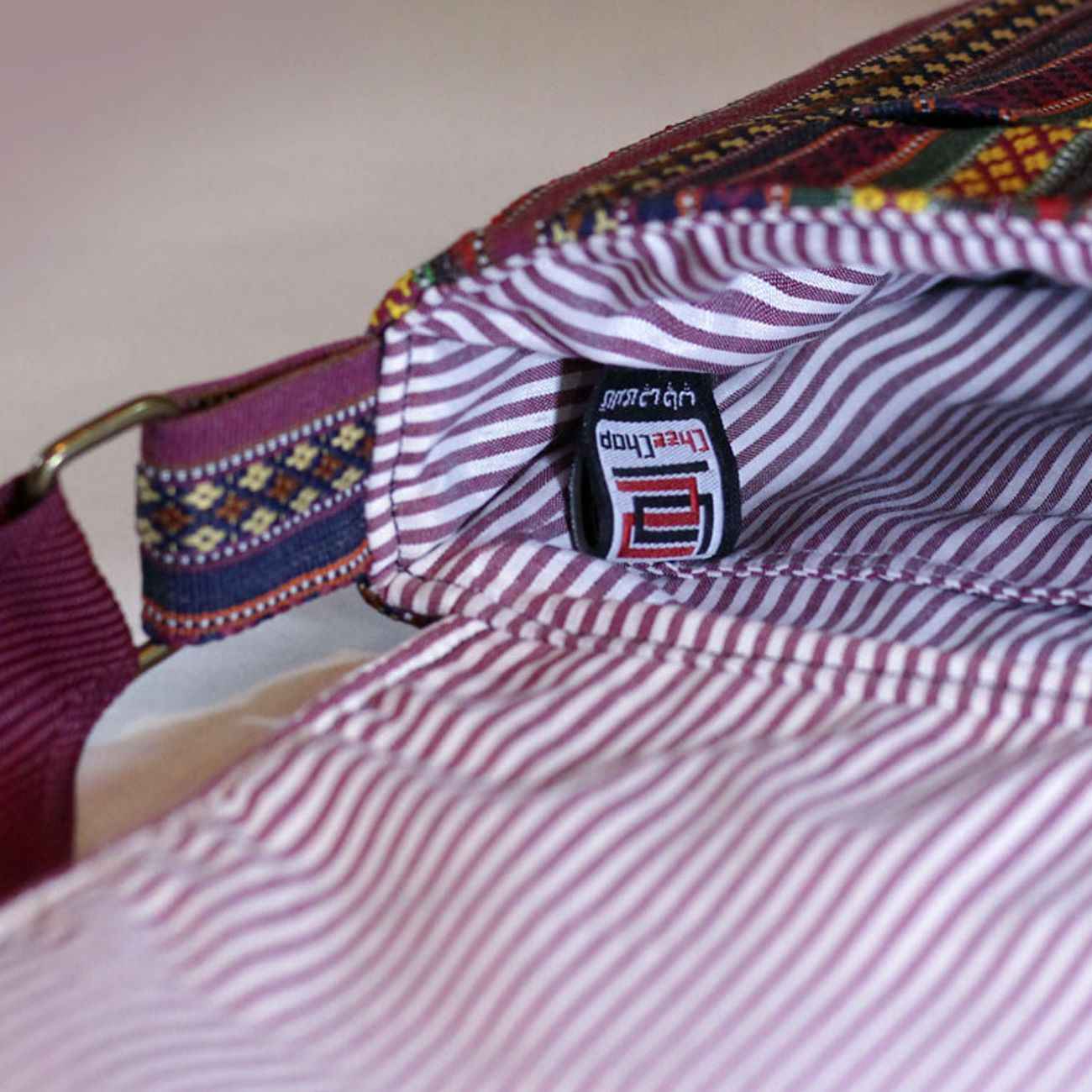 Umhängetasche für Frauen mit floralem Streifenmuster in Lila