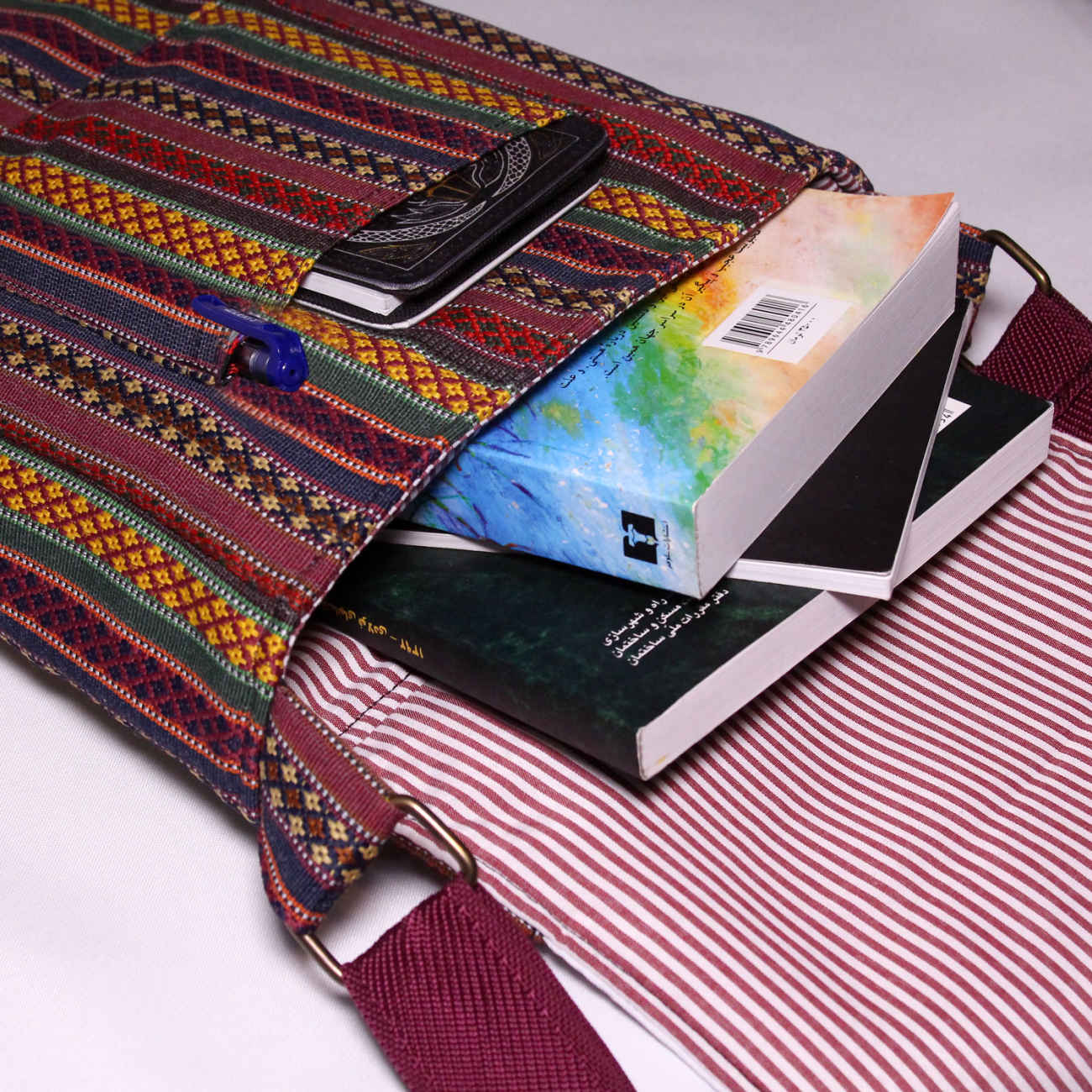 Traditionelle gestreifte Umhängetasche für Frauen