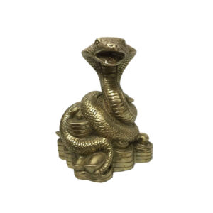 Dekorative Messing-Schlange auf Geld gewickelt – Symbolische Reptilienkunst