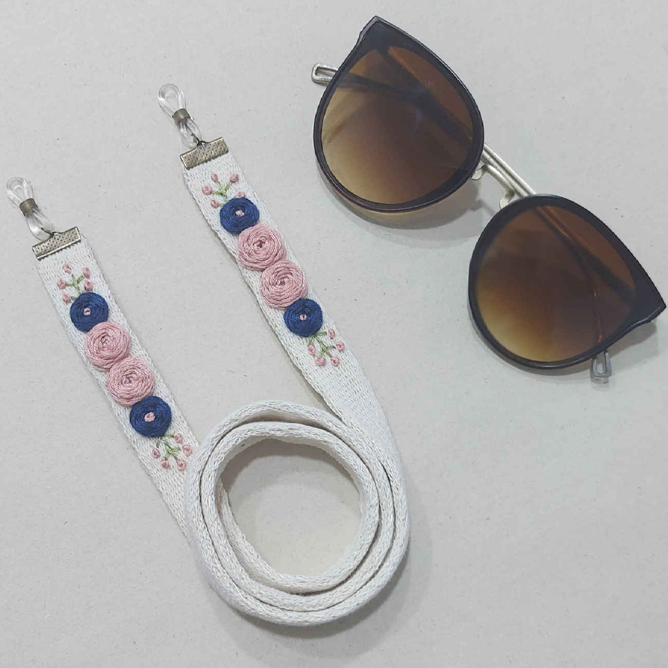 Brillenband – Handgefertigte Stickerei