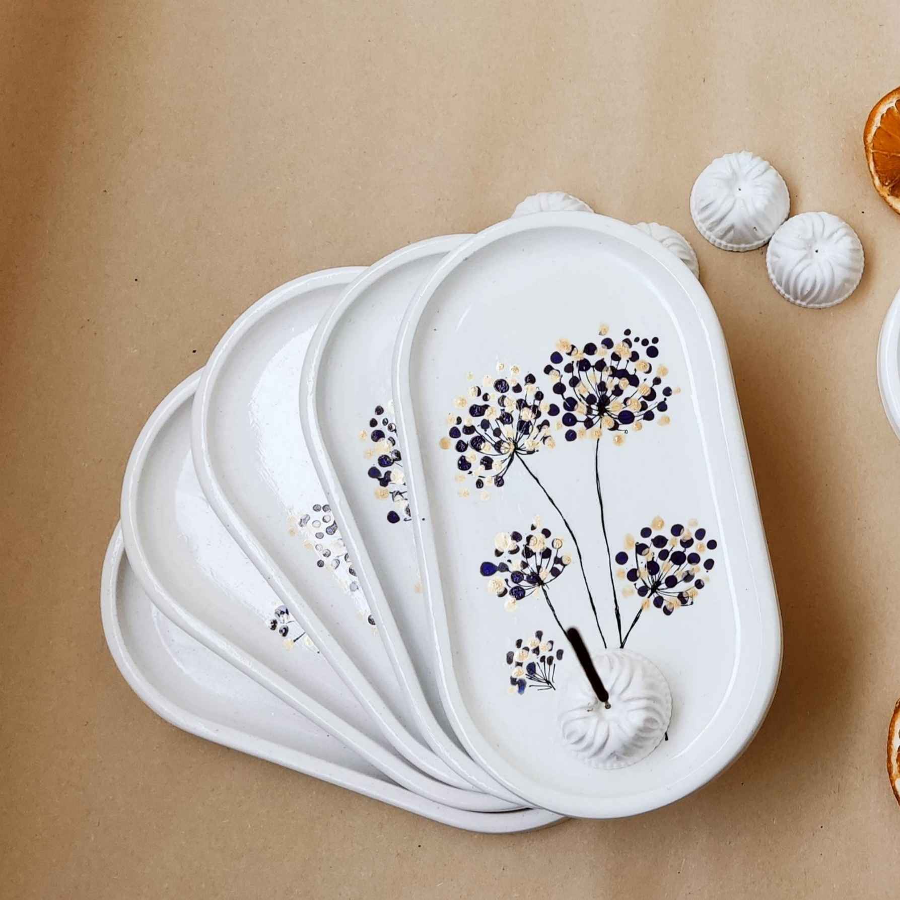 Handgefertigtes Serviertablett aus Beton mit Pusteblumen-Design für Wohndekor