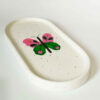 Handgefertigtes Serviertablett aus Beton mit bemaltem Schmetterlingsdesign